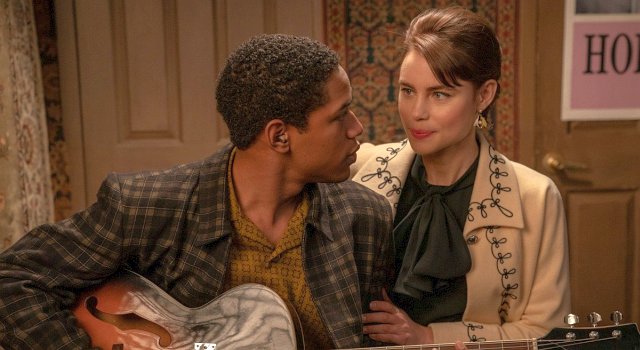 Musiker Teddy Greene (Kelvin Harrison Jr.) beginnt eine Romanze mit Gigantes Tochter Stella (Lucy Fry)