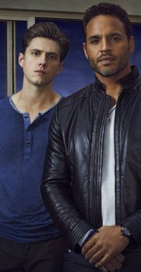 Rookie Mike (Aaron Tveit, l.) beschattet den Kollegen und Mitbewohner Paul (Daniel Sunjata).