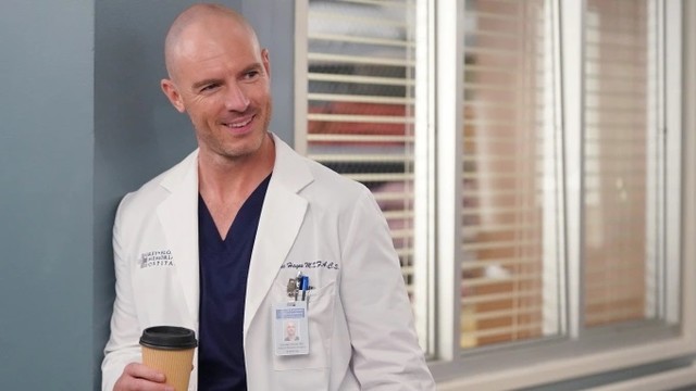 Richard Flood als Dr. Cormac Hayes