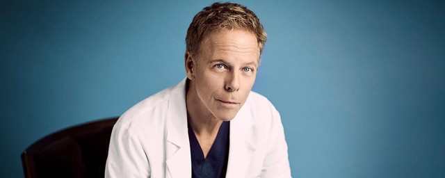 Greg Germann als Dr. Tom Koracick