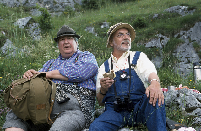 Hermann Paschulke (Helmut Krauss, l.) und Peter Lustig (r.) bei einer Wanderung in den Alpen
