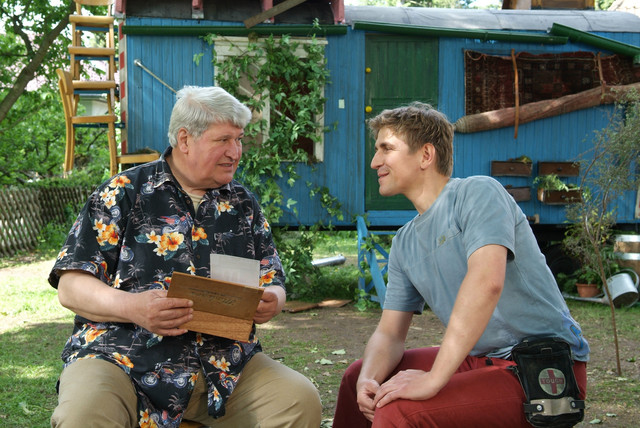 Nachbar Paschulke (Helmut Krauss, l.) mit Fritz Fuchs (Guido Hammesfahr, r.)