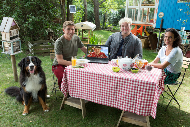 Neffe David Paschulke (Daniel Zillmann, m.) besucht Fritz Fuchs (Guido Hammesfahr, l.) und Yasemin (Sanam Afrashteh, r.).
