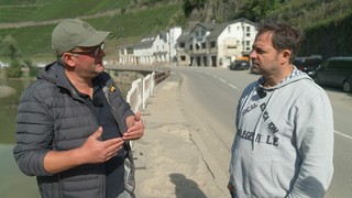 "Der Hundeprofi unterwegs": Markus Wipperfürth (l.) mit Martin Rütter im Ahrtal.