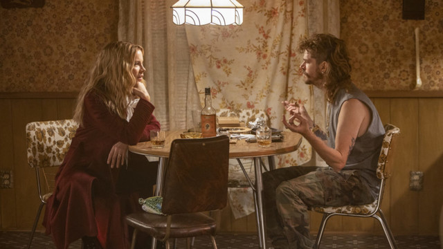 Beth Baker (Kate Beckinsale) interviewt Wyatt (Andre Hyland) - der irgendwie den Eindruck erweckt, als würde er sich mit Waffenschmuggel auskennen.
