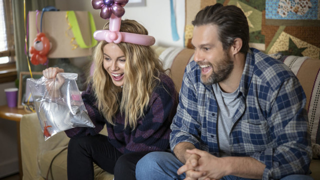 Beth (Kate Beckinsale) nimmt mit Gatte Marco (Geoff Stults) augenscheinlich an einem Kindergeburtstag teil. Was wird wohl die Bedeutung des Fischs in der Serie sein?