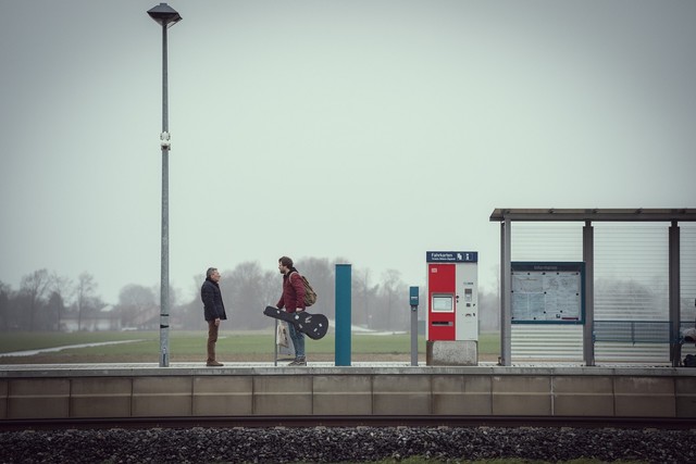 Bastian (Luke Mockridge) wird vom Vater (Rudolf Kowalski) am Bahnhof abgeholt - von Weihnachtsstimmung noch keine Spur...