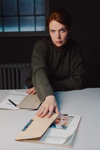 Toni (Olivia Marei) nimmt die Ermittlungen auf.