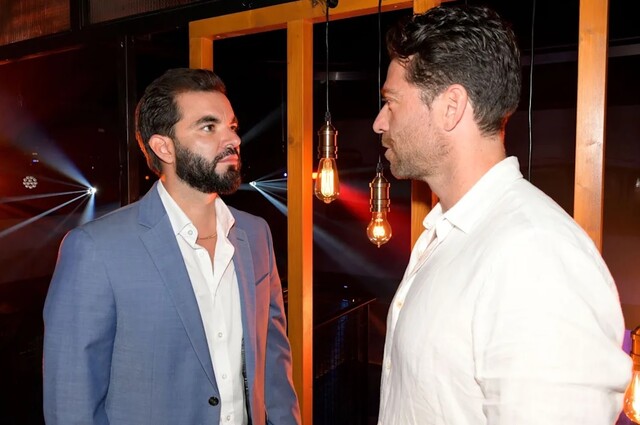 Alvaro (Rodrigo Rojo, l.) und Carlos (Patrick Fernandez, r.) geraten aneinander.
