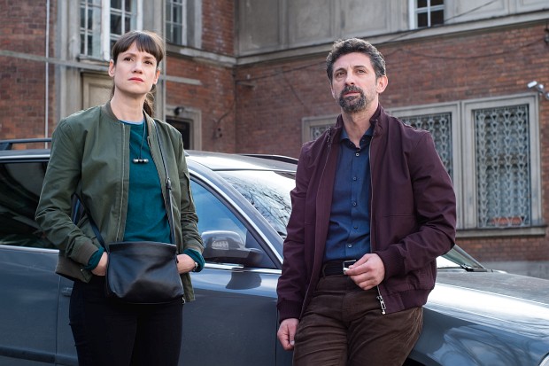 Die deutsche Polizistin Lisa Metz (Anna Schumacher) und ihr rumänischer Kollege Adam Sandor (Andi Vasluianu)