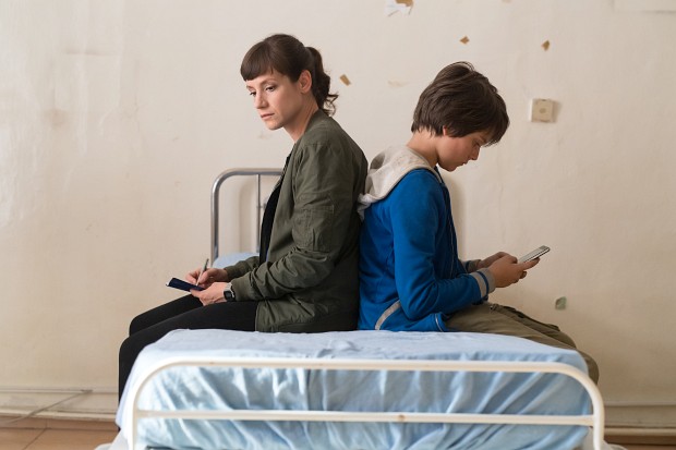Anna Schumacher und Voicu Dumitras in "Hackerville"