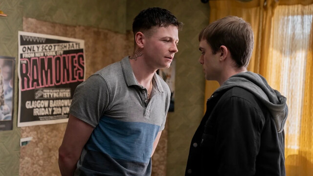 Ruben (Stuart Campbell, links) dr&auml;ngt sich in Nialls (Mitchell Robertson) Leben.