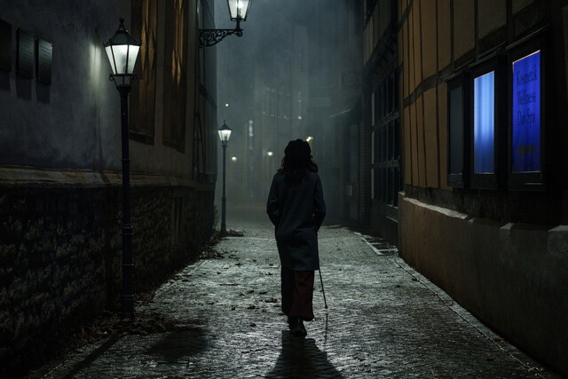 Finja (Caroline Hartig) hat die Angewohnheit, im Dunkeln allein durch menschenleere Straßen zu laufen.