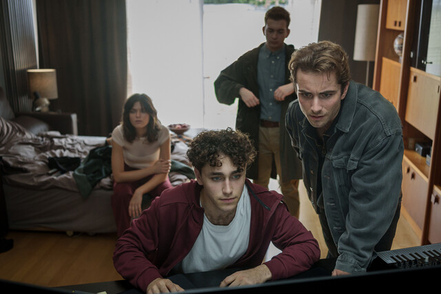 (v. l. n. r.) Finja (Caroline Hartig), Ruben (Riccardo Campione), Jannik (Constantin Keller) und Sam (Jonathan Elias Weiske) versuchen, Licht ins Dunkel zu bringen.