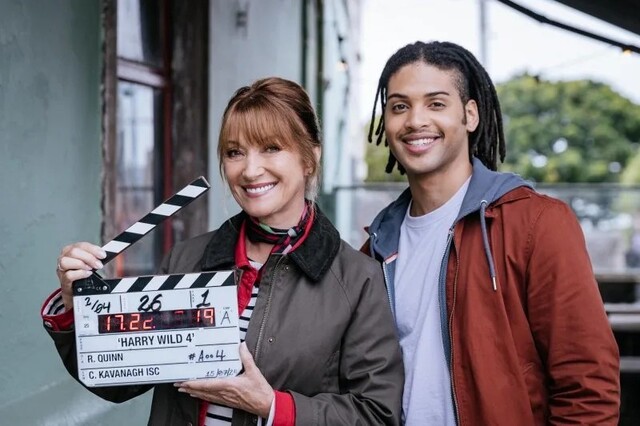 Jane Seymour (l.) und Rohan Nedd bei Dreharbeiten zur vierten Staffel von "Harry Wild" in Dublin