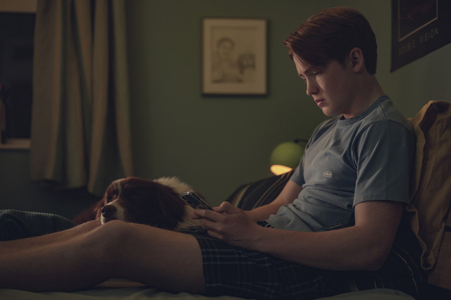 Nick (Kit Connor) und Hund Nellie versuchen herauszufinden, was mit ihm los ist.