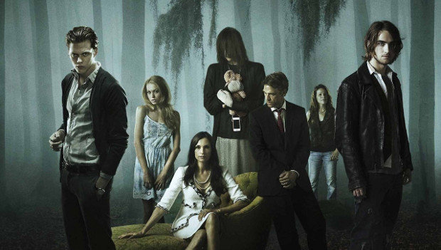 Morde in Hemlock Grove. Hat die Familie von Roman (Bill Skarsgard, l.) was damit zun tun? Auch die Rumanciks (Lili Taylor und Landon Liboiron, r.) stehen unter Verdacht.