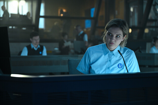 Leitstellenmitarbeiterin Clara (Lisa Vicari) tritt mit Sam &uuml;ber Funk in Verbindung.