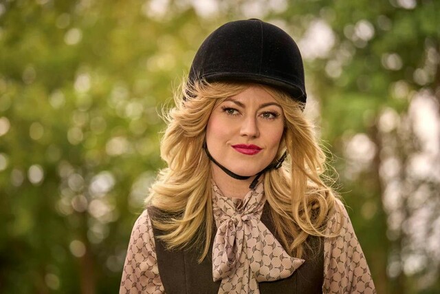 Schauspielerin Gaby Wampel (Tahnee Schaffarczyk) in einer ihrer Paraderollen