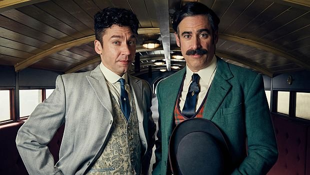 Schon das Promofoto der Hauptdarsteller lässt nichts Gutes erahnen: Michael Weston (l.) als Harry Houdini und Stephen Mangan als Arthur Conan Doyle