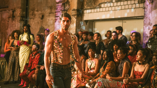 Nach seinen Eskapaden zieht Mo (Kawian Paigal) beim Major Ball einige Blicke auf sich.