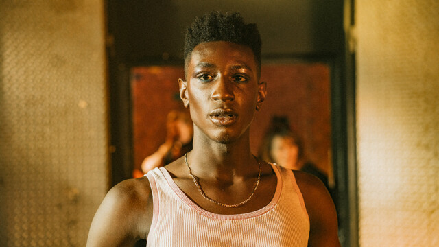 Aus Begeisterung für Ballroom Culture wechselt Emm (Ricco-Jarret Boateng) von der Kleinstadt Spremberg nach Berlin.