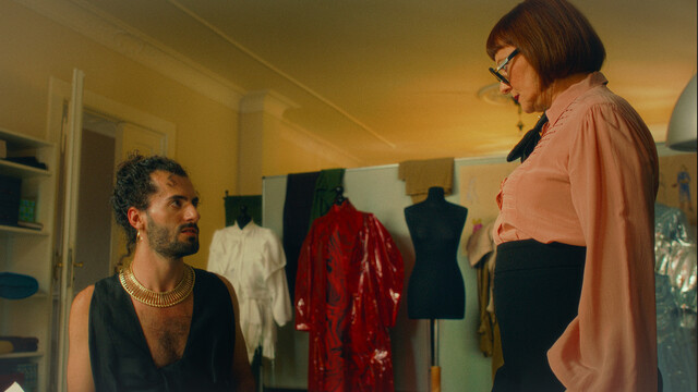 Die fiese Professorin Albrecht (Michaela Caspar) bedrängt Djamal (Abed Haddad) kurz vor der Abschlussprüfung