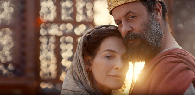 Königin Ahinoam (Ayelet Zurer) und ihr Gatte, der schwächelnde Herrscher Saul (Ali Suliman).