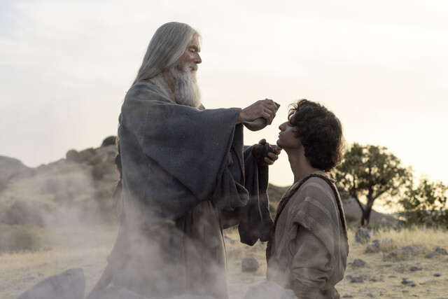 Prophet Samuel (Stephen Lang, l.) und David (Michael Iskander)