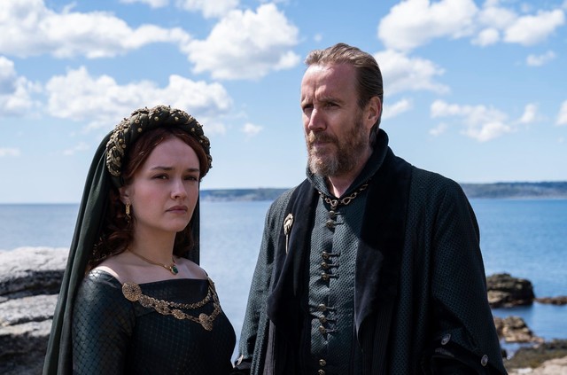 Die zweite (und aktuelle) Gattin des Königs: Alicent Hightower (Olivia Cooke) mit ihrem Vater Otto Hightower (Rhys Ifans) - der als "Hand des Königs" im Zentrum der Macht sitzt und seiner Tochter schon in jungen Jahren politisches Geschick vermittelte.