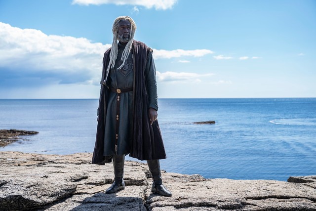 Lord Corlys Velaryon (Steve Toussaint) ist ein als Seefahrer berühmter und unter dem Namen "The Sea Snake" bekannter Adliger, der mit Rhaenys Targaryen (Eve Best) verheiratet ist - die einst fast anstatt Viserys I. den Königsthron geerbt hätte.