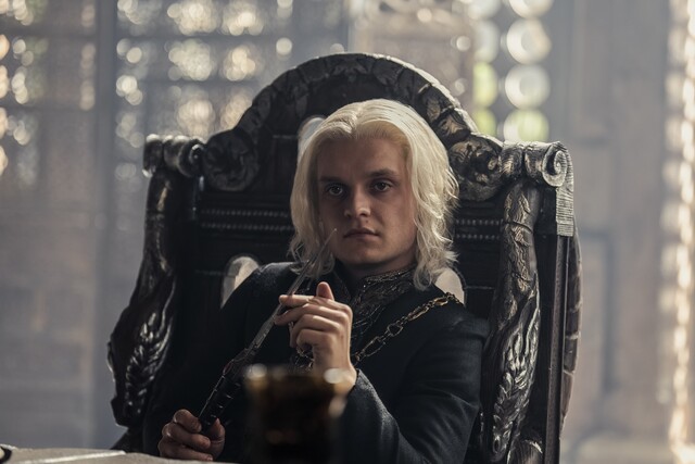 Präpotenter Arroganzling: King Aegon II Targaryen (Tom Glynn-Carney) ist Marionette, Spielkind und seines Amtes nicht würdig.