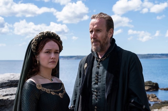 Olivia Cooke und Rhys Ifans