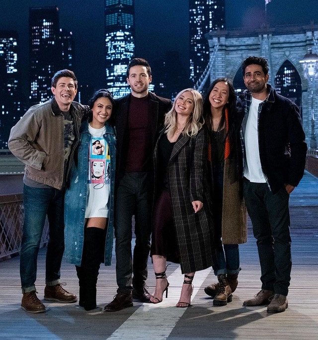 Gut ausgeleuchtet auf der Brooklyn Bridge: Jesse (l.) und Sid (r.) mit Valentina (Francia Raisa), Charlie (Tom Ainsley), Sophie und Ellen (Tien Tran).