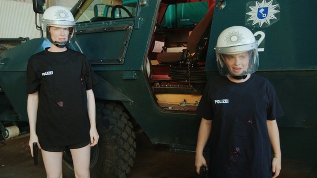 Unter Beschuss: Luise Wolfram (l.) und Jasna Fritzi Bauer (r.) beim Stunt-Training