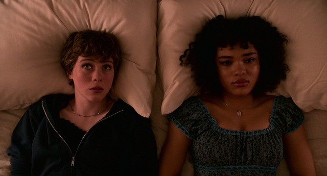 Syd (Sophia Lillis, l.) hat mehr als nur freundschaftliche Gefühle für die ahnungslose Dina (Sofia Bryant).