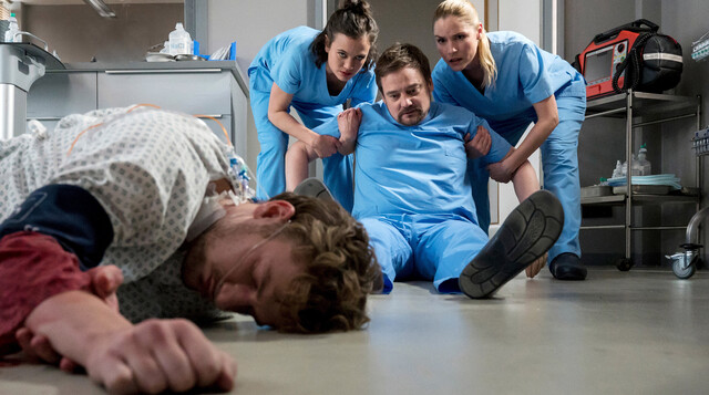 Dramatische Zuspitzung in der 350. Folge: Dr. Marc Lindner (Christian Beermann, h. M.), Dr. Rebecca Krieger (Milena Straube, h. l.) und Dr. Julia Berger (Mirka Pigulla, h. r.)