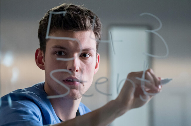 Florian (Lion Wasczyk) geht in der Alzheimer-Forschung auf.