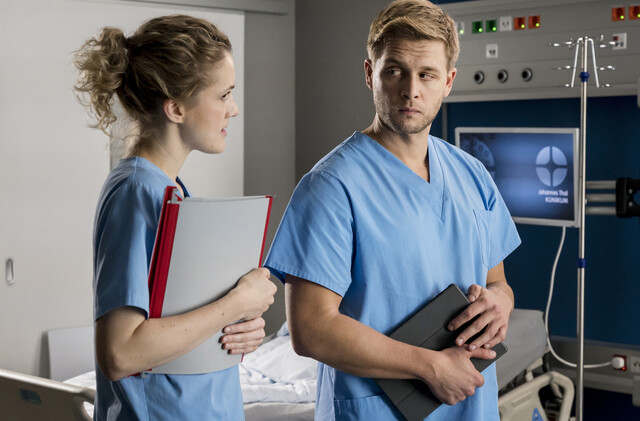 Dr. Elly Winter (Juliane Fisch) mit Kollege Mikko Rantala (Luan Gummich) in einer kommenden Folge der neunten Staffel