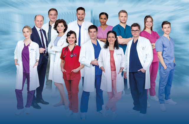 Die JTK-Crew mit ihren beiden Neuzugängen Florian Osterwald (Lion Wasczyk) und Viktoria Stadler (Isabella Krieger)