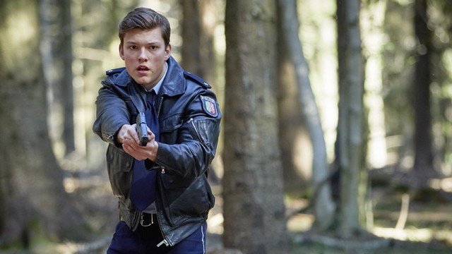 Wie hält man seine Dienstwaffe richtig? Lion Wasczyk als Finn Bartels bei "Alarm für Cobra 11".