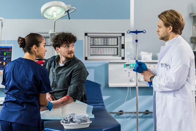 Dr. Rantala (Luan Gummich, r.) und Sofia Galura (Olivia Papoli-Barawati, l.) mit dem Patienten Jannis K&ouml;rner (Tilman P&ouml;rzgen, M.)