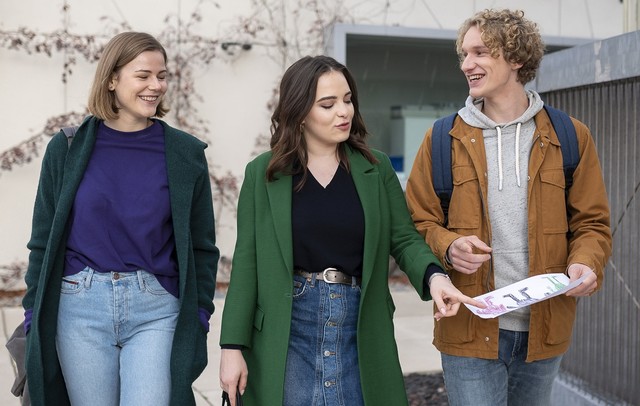 Freundschaft runderneuert: Jasmin (Leslie-Vanessa Lill), Louisa (Llewellyn Reichmann, l.) und Fiete (Adrian R. Goessel, r.)