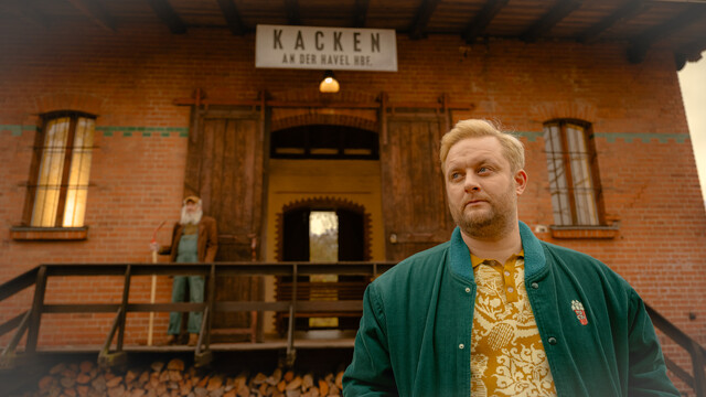 Bei Ankunft in seiner Heimatgemeinde Kacken an der Havel will Toni Fleischer (Anton Schneider) sofort nach Berlin umkehren.