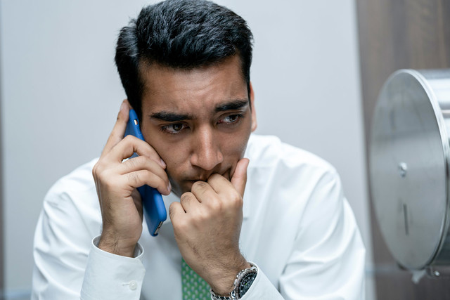 Hari (Nabhaan Rizwan) flüchtet sich auf die Toilette.