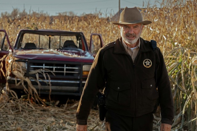 Sheriff Jim Bell Tyson (Sam Neill) schaut sich den Krater im Kornfeld genauer an.