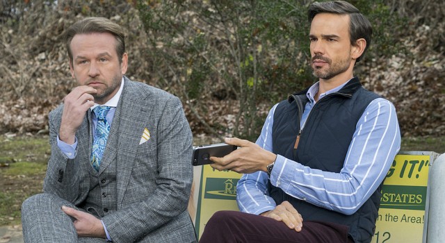 Vor Gericht, bei den Schönheitswettbewerben und im Leben Konkurrenten: Anwalt Bob Armstrong (Dallas Roberts) und Staatsanwalt Bob Barnard (Christopher Gorham) -