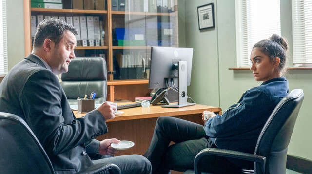 Fiesling DCI Brian Nies (Daniel Mays) belehrt DS Barbara Havers (Sofia Barclay).