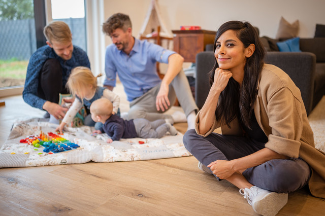 Modernes Familienmodell: Collien Ulmen-Fernandes zu Hause bei zwei Vätern, die zwei eigene Kinder haben.