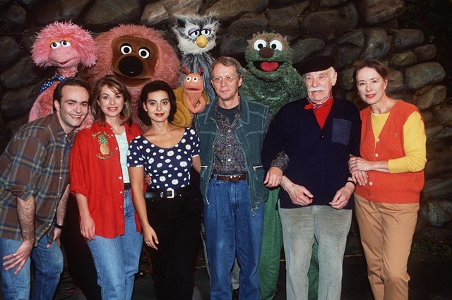 Die "Sesamstraße" anno 1997: (von links oben) Tiffy (Marita Stolze), Samson (Klaus Esch), Buh (Friedrich Wollweber), Rumpel (Joachim Hall), (von links unten) Alex (Alexander Geringas), Bettina (Kirsten Sprick), Jivana (Vijak Bayani), Finchen (Uta Delbridge), Schorsch (Gernot Endemann), Opa Brass (Ferdinand Dux) und Helmi (Senta Bonneval)